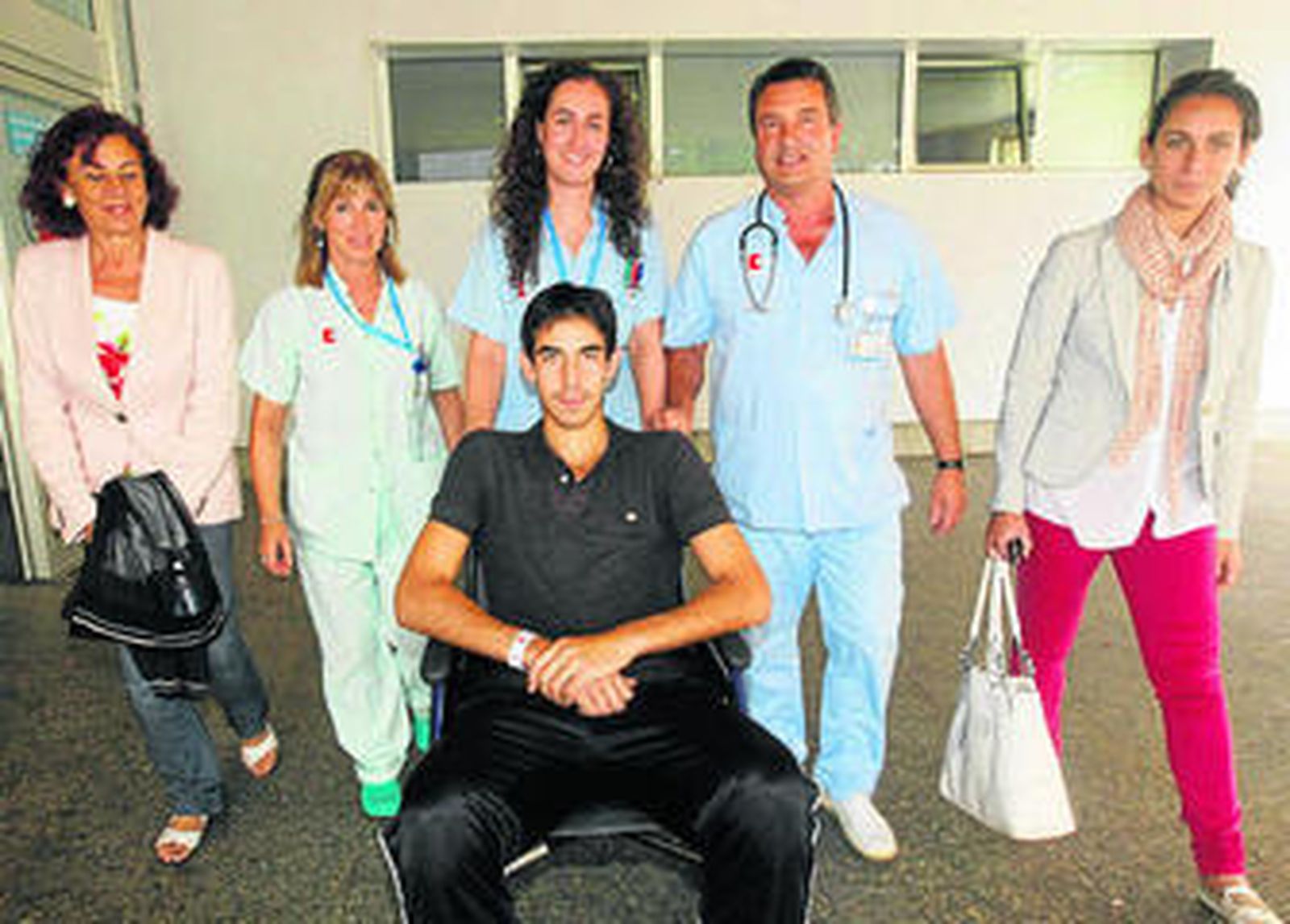 Jiménez Fortes, en el centro, a su salida de un hospital de Santander.