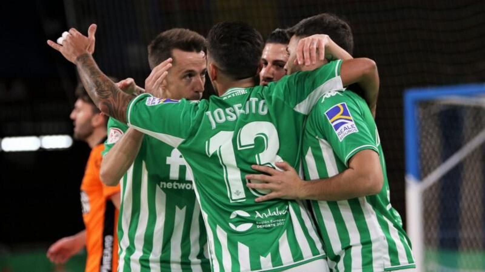 Los jugadores del Betis Futsal celebran la victoria que puede ayudarles a conseguir la permanencia.