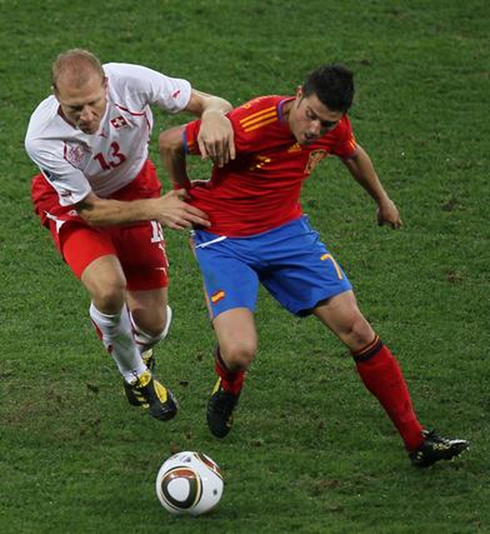 Villa aguanta la posesión de la pelota. / Reportaje gráfico: EFE, Reuters, AFP