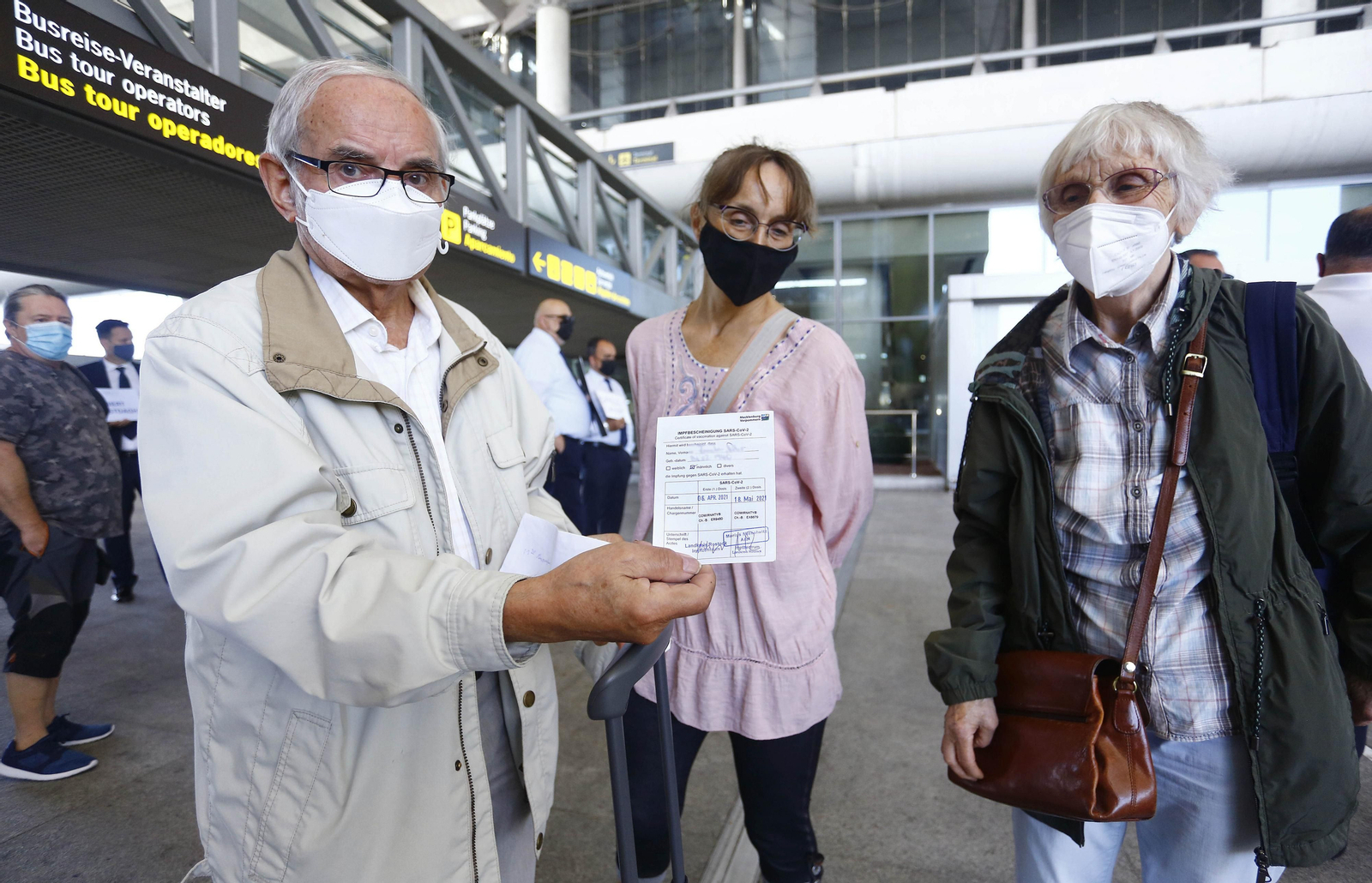Las fotos de los primeros turistas internacionales en el aeropuerto de Málaga