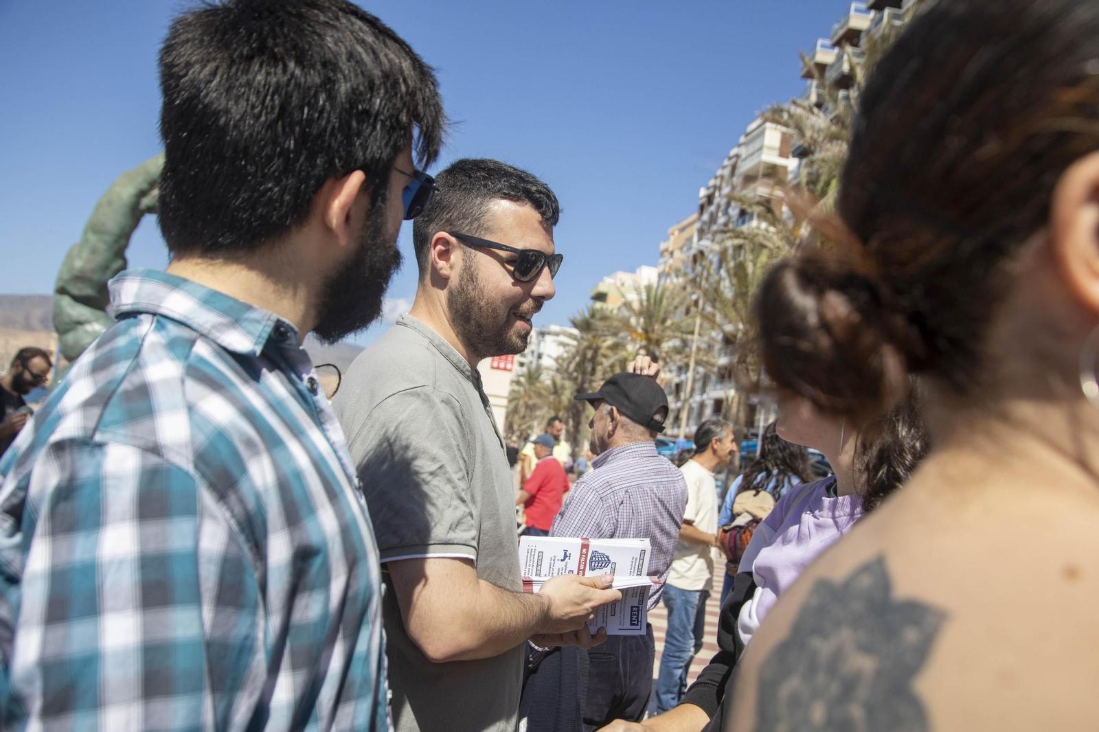 Imágenes de la manifestación en contra del negocio de la vivienda en Almería