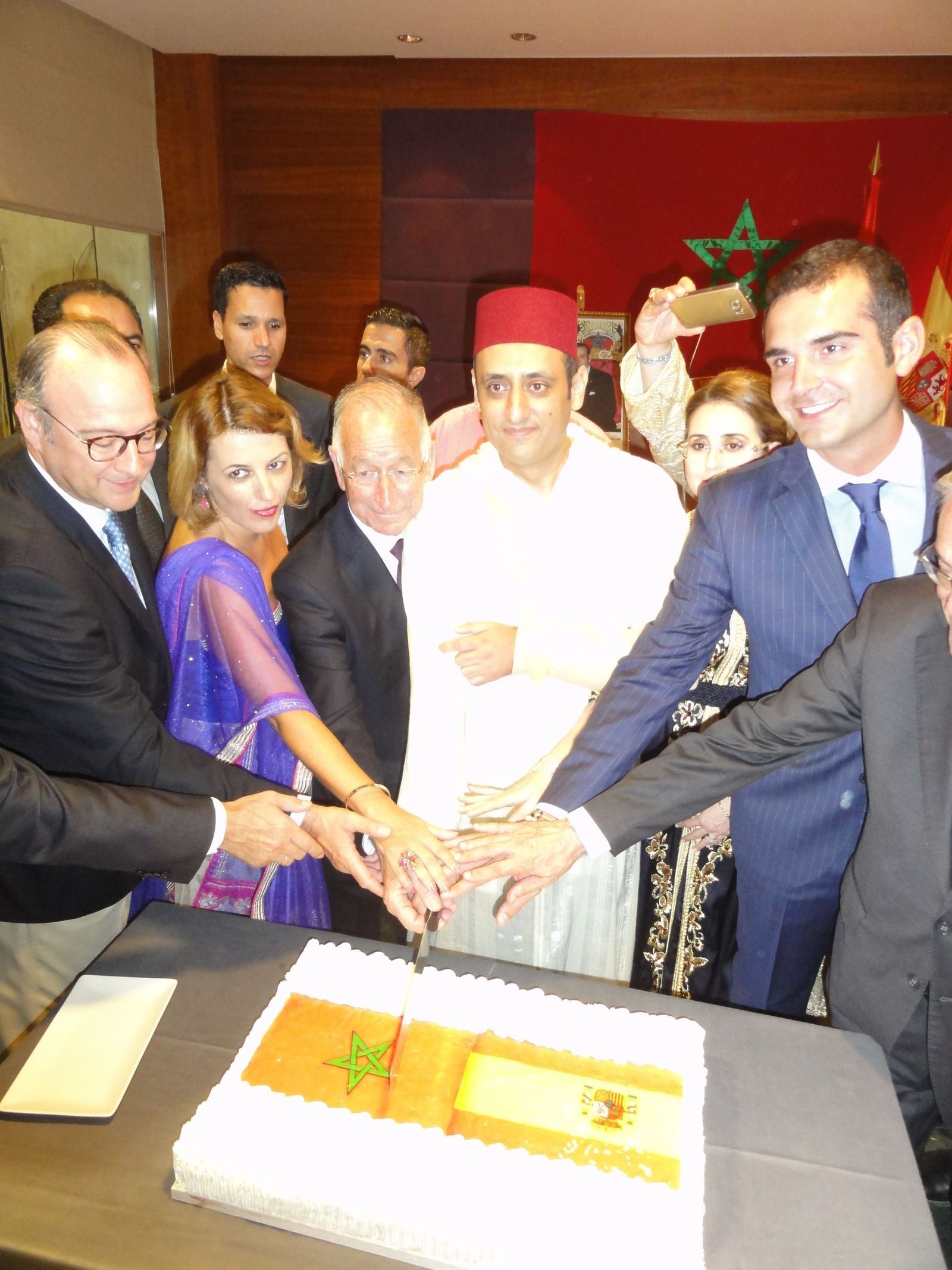 El cónsul Hichame Dahane lucía su brazo sujeto  con un cabestrillo  durante la celebración del XVIII aniversario de la subida al trono del rey Mohammed VI.