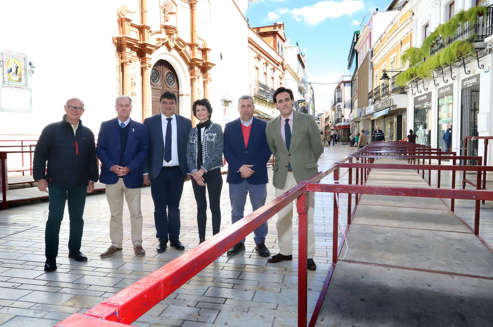 Los contertulios Alfonso Díaz Aragón, Antonio González, Gabriel Cruz, Ana Vives Casa, Ángel Salazar y Carlos Galindo Fuentes, en plena Carrera Oficial donde se están instalando los palcos.