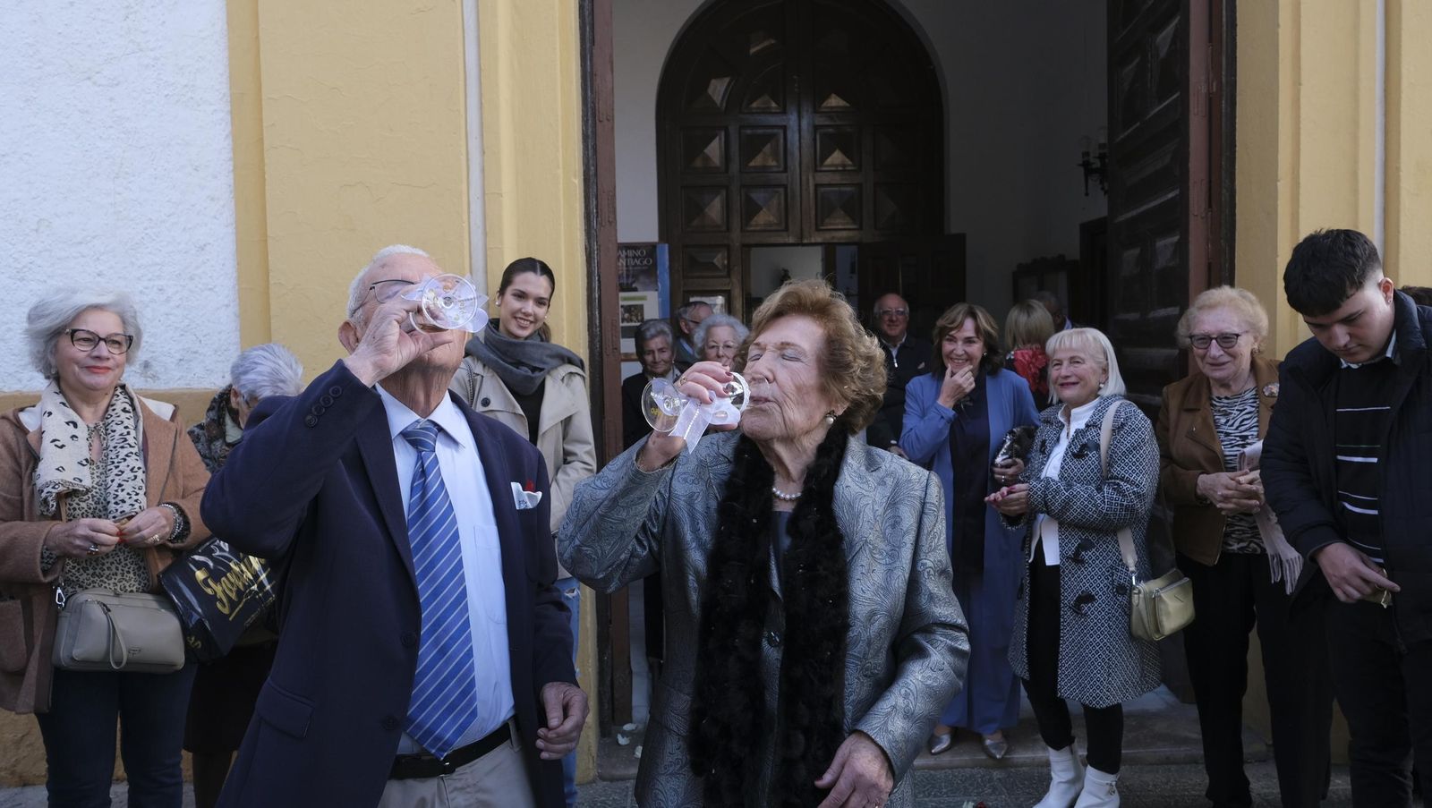 Brindis por 75 años de amor de Carmen y Roque, en imágenes