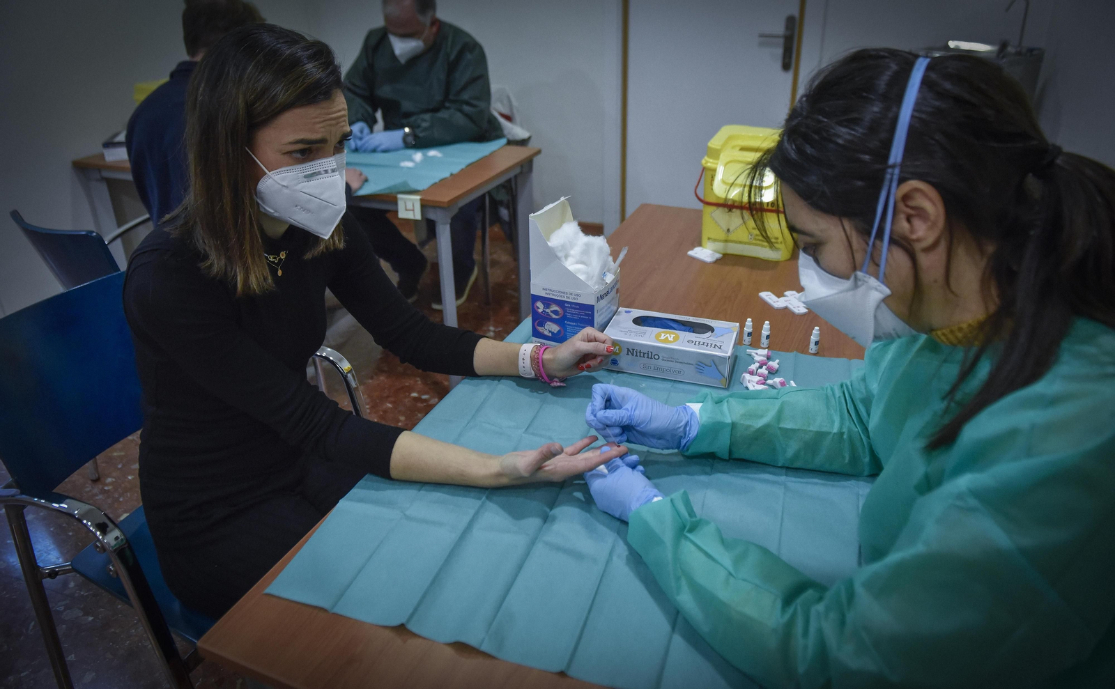 La maestra de un colegio sevillano se somete a un test de Covid.