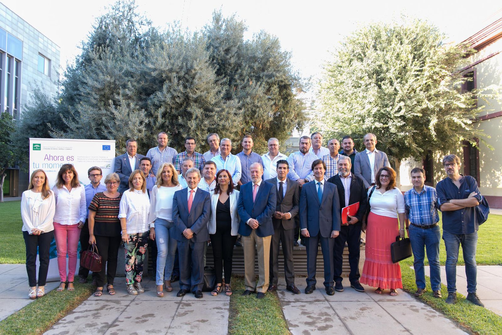 El presidente de la Diputación con el director general de IDEA, el delegado de Economía y alcaldes de la provincia.