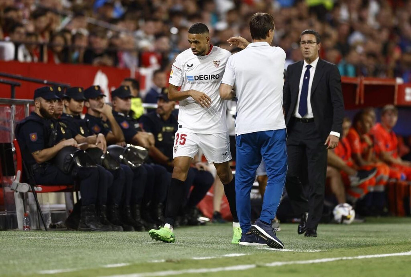 En-Nesyri, muy contrariado, abandona entre pitos el césped y Lopetegui lo consuela.