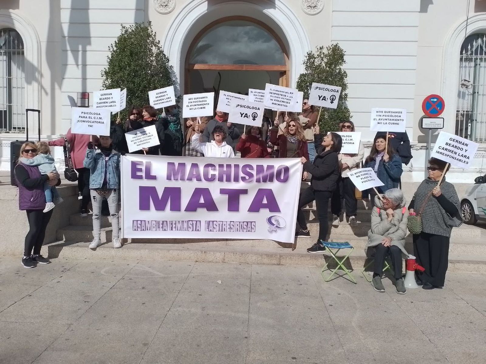 Una de las protestas de Las Tres Rosas a las puertas del Ayuntamiento.