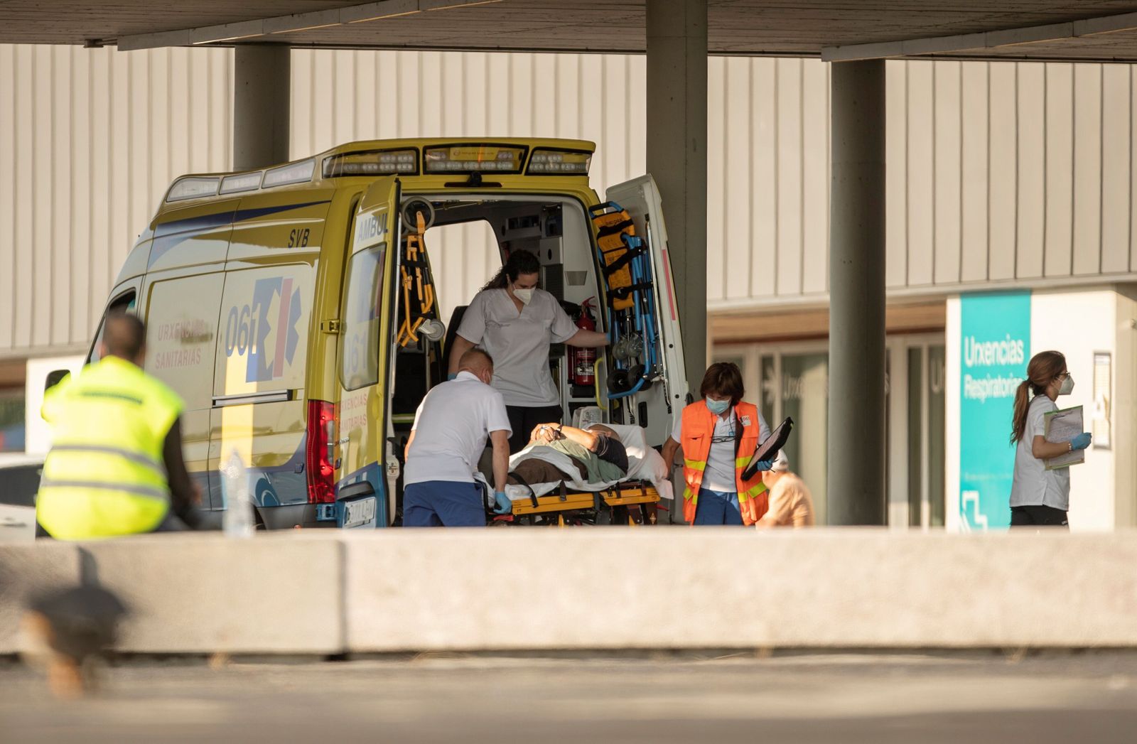 Llegada de una ambulancia a urgencias con un paciente covid.