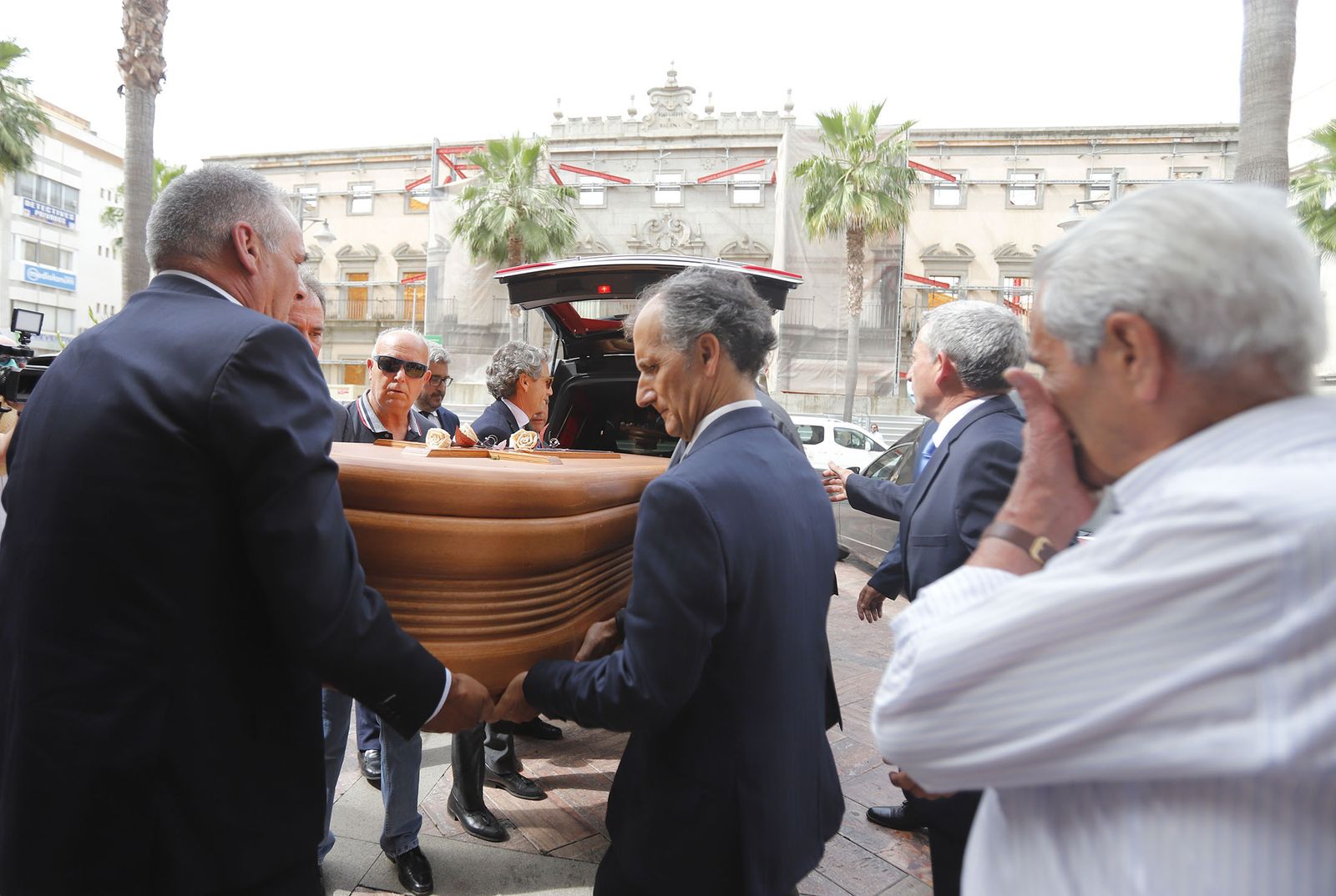 Llegada del féretro de Miguel Baez Litria la Capilla Ardiente de Huelva