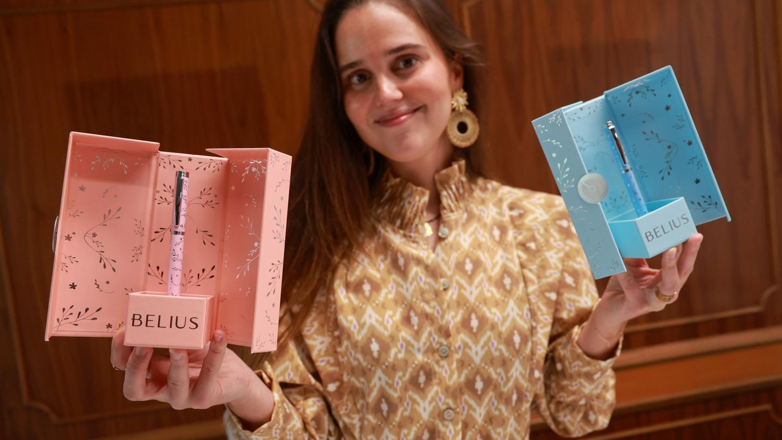 Otra imagen de María Narbona con dos de las colecciones de Belius.