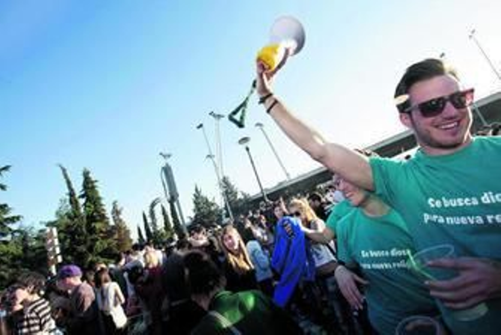Un joven con un megáfono disfruta de la fiesta.