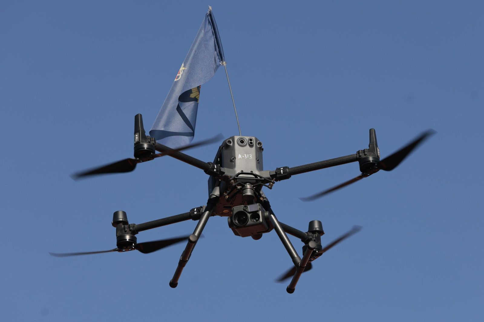 Las imágenes de la espectacular exhibición de la Policía Nacional en la Maestranza