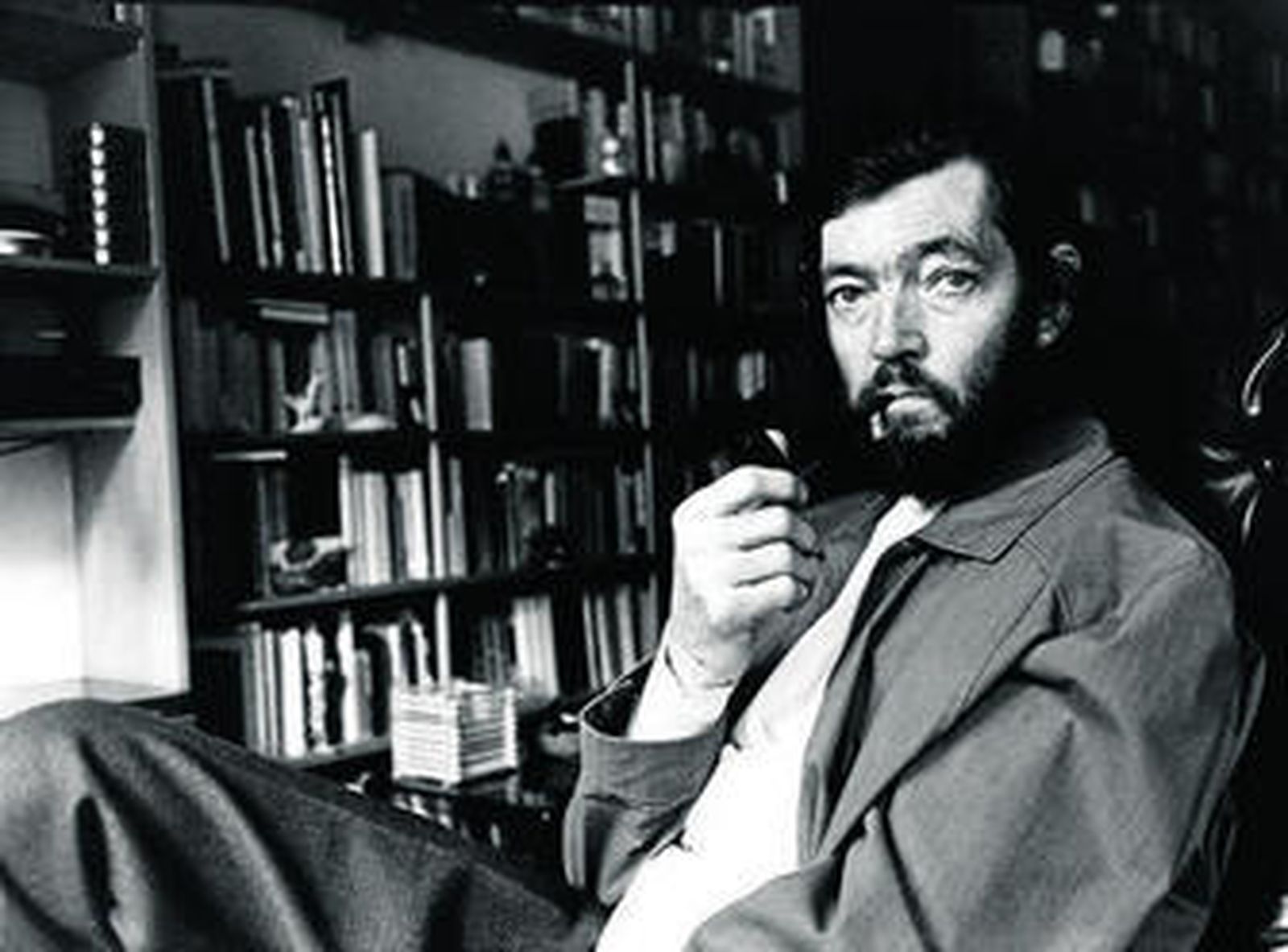El escritor argentino Julio Cortazar, fotografiado en su hogar de París.