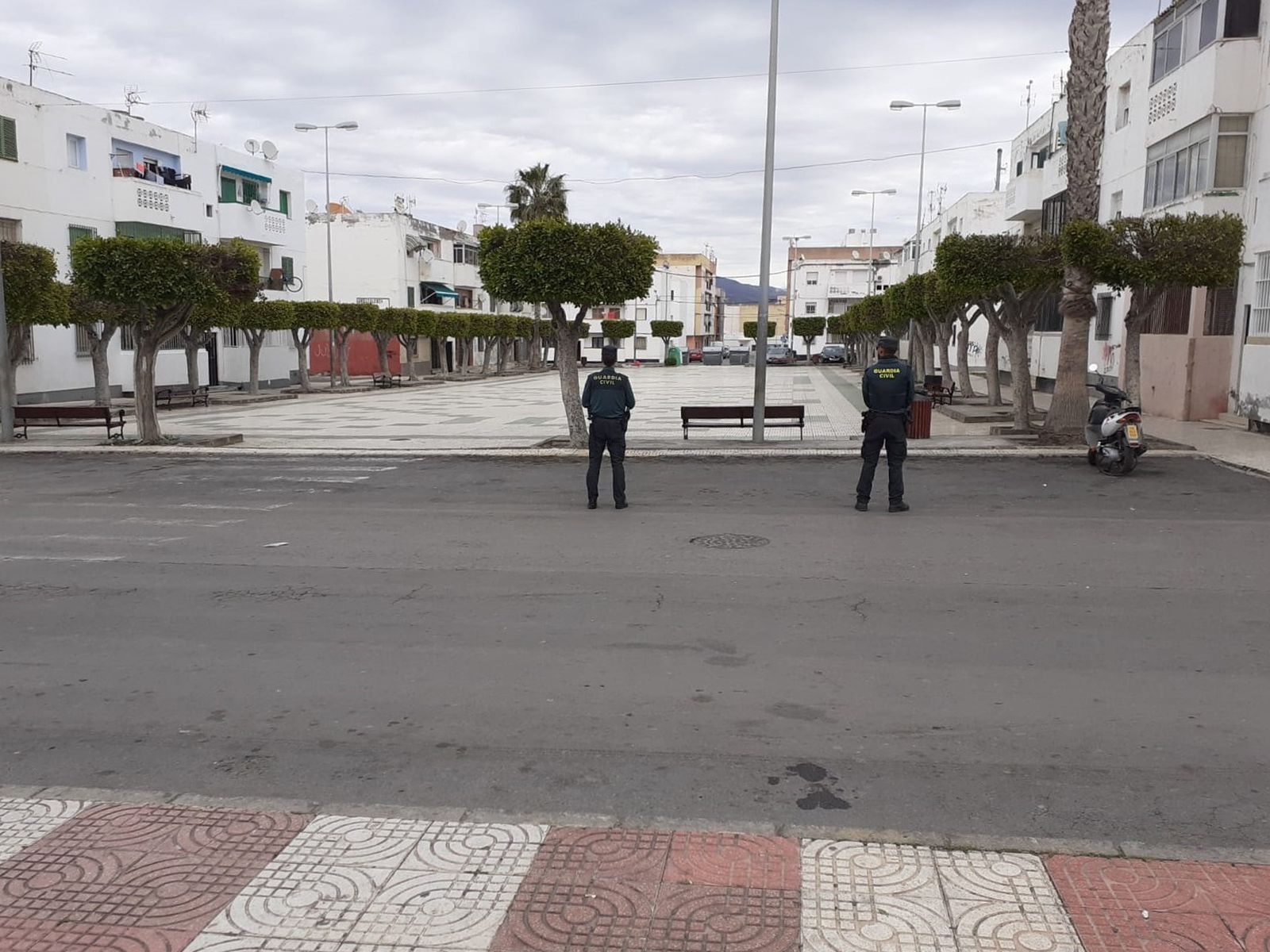 Agentes de la Guardia Civil, en la Plaza de Andalucía de Las 200 Viviendas, en Roquetas de Mar.