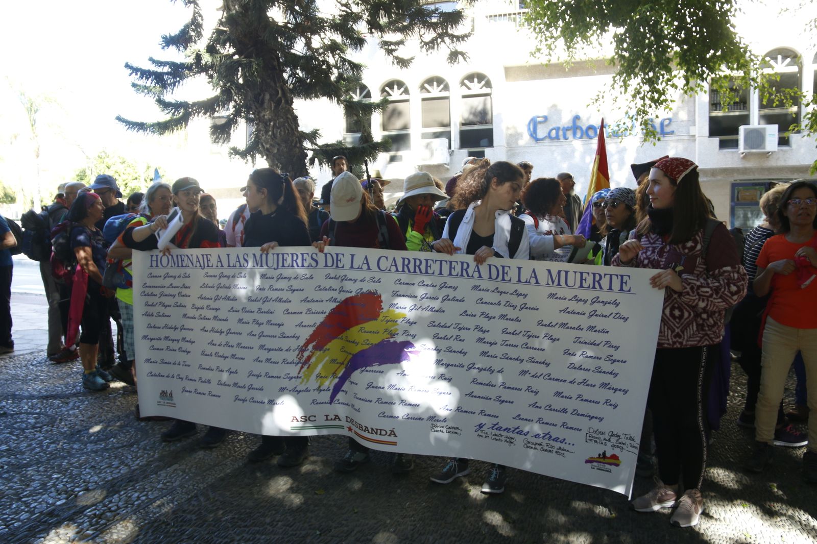 Cientos de personas participan en la marcha de la Desbandá
