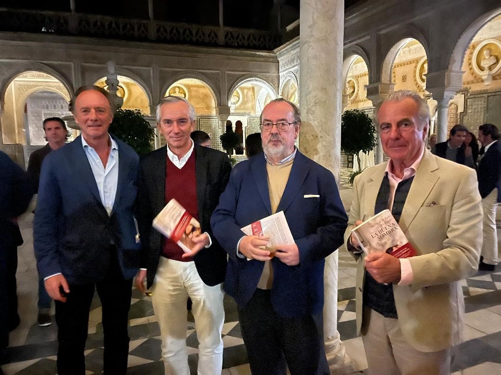 Pablo de Hohenlohe, Tristán Ybarra, Manuel Morales y Fernando Portillo, durante el cóctel en el patio principal de la Casa de Pilatos.
