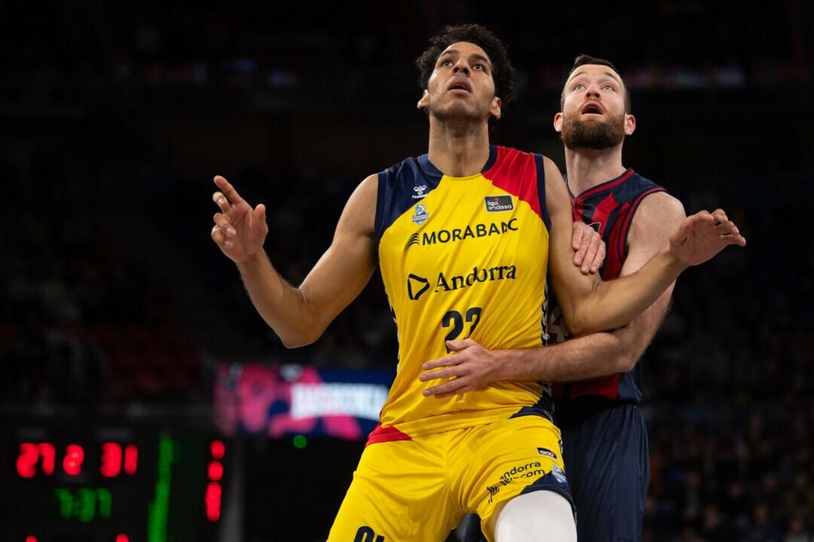Felipe Dos Anjos bloquea a un jugador del Baskonia.
