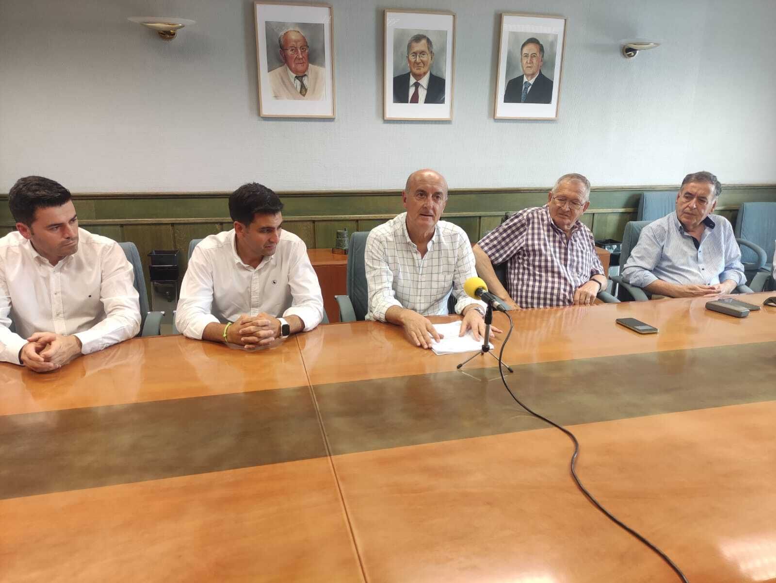 El alcalde de  Lepe con integrantes de la Comunidad de Regantes Piedras-Guadiana.