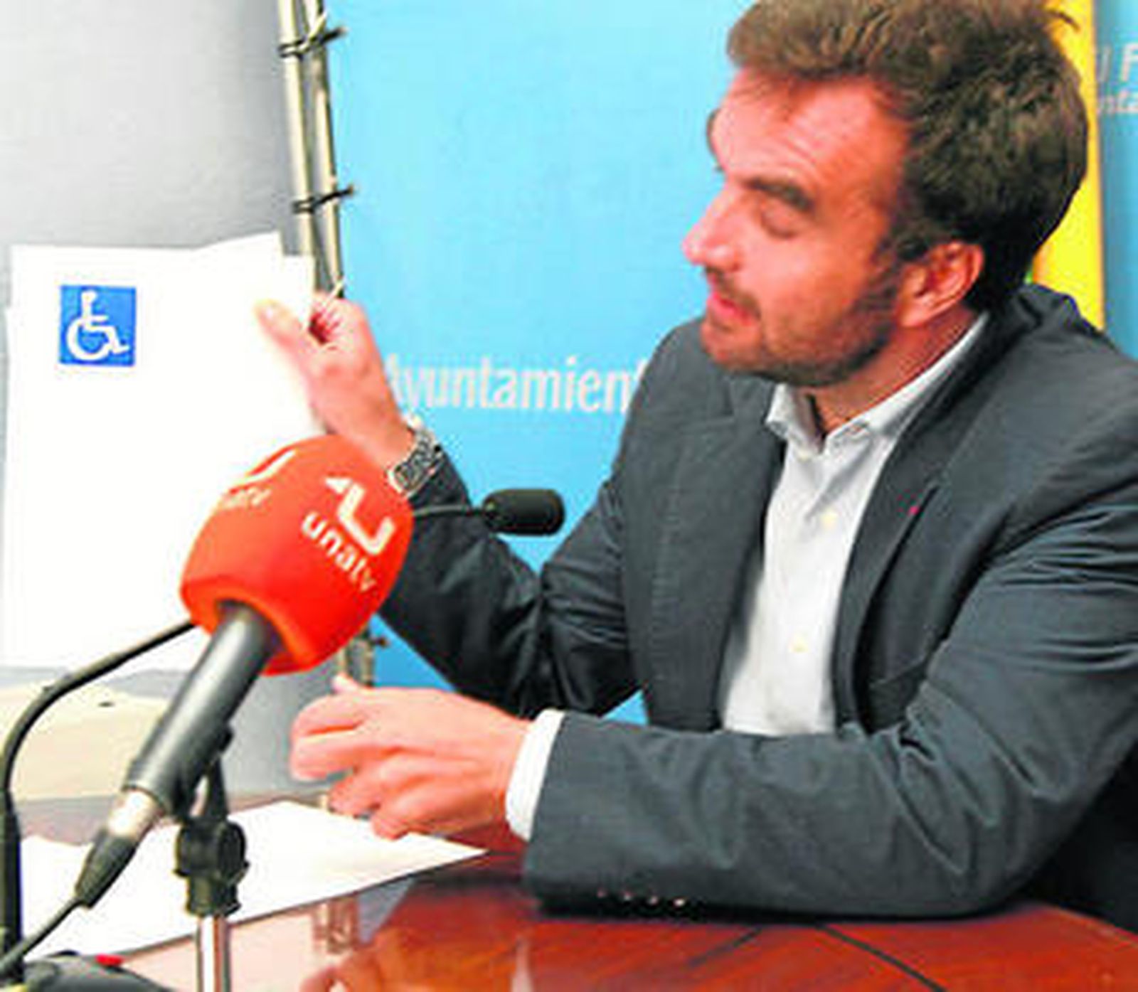 Millán Alegre, el jueves mostrando uno de los iconos que señalan las plazas reservadas para discapacitados.