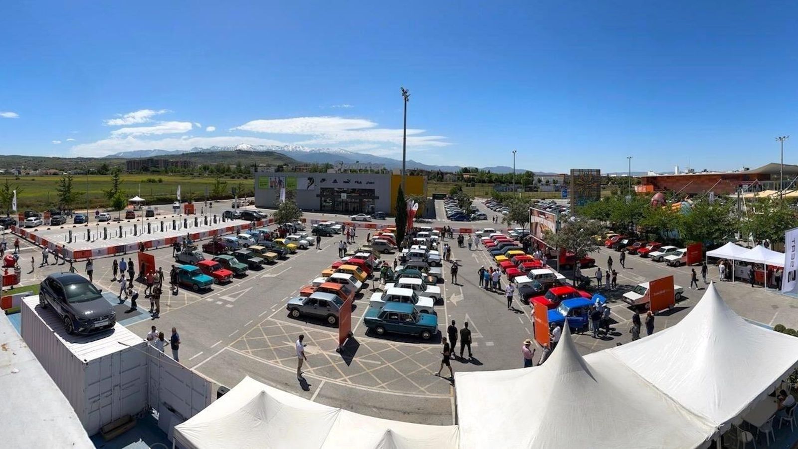 El Parque Comercial Granaita fue el escenario de esta primera exhibición de autos clásicos de SEAT.