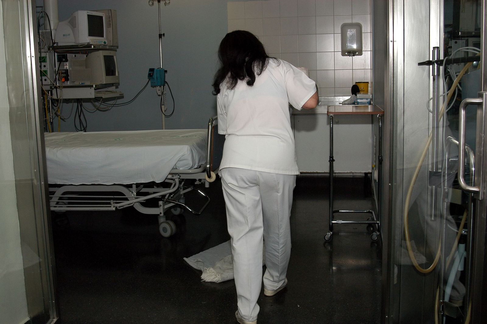 Una trabajadora de la limpieza en un hospital, en una imagen de archivo.