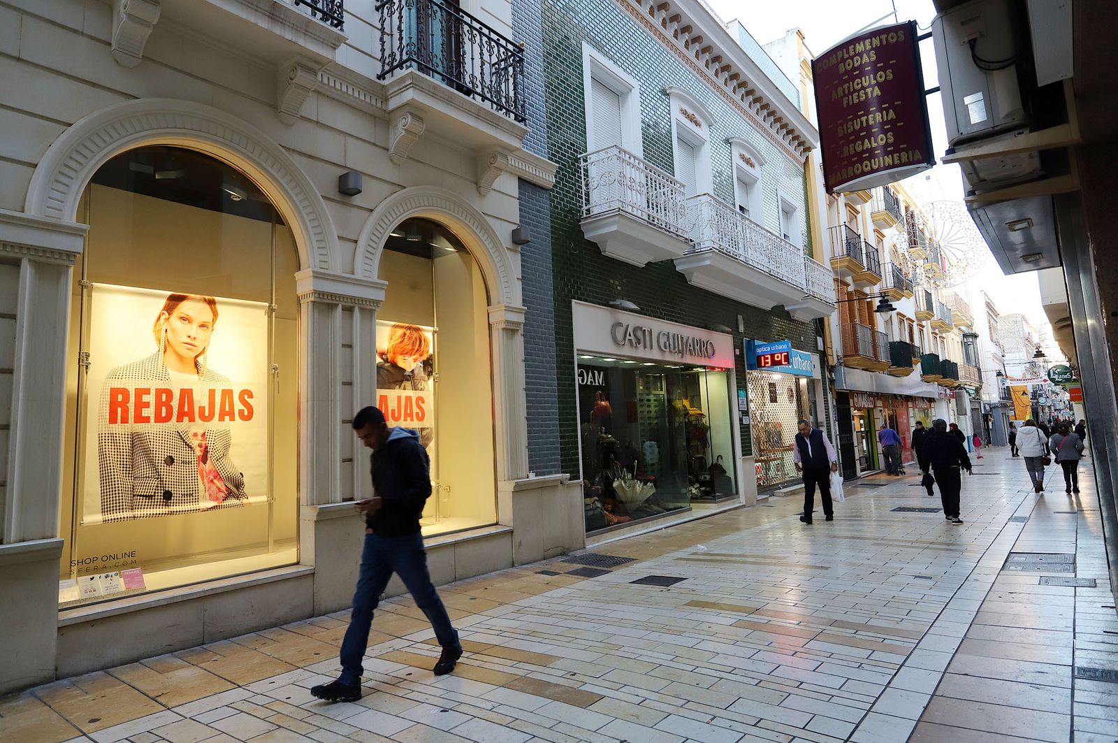 Periodo de rebajas en la principal calle comercial de la capital onubense.