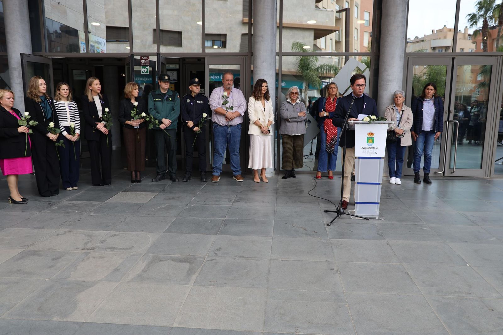 Acto central de la programación del 25-N celebrado este lunes frente al Teatro Auditorio de El Ejido.