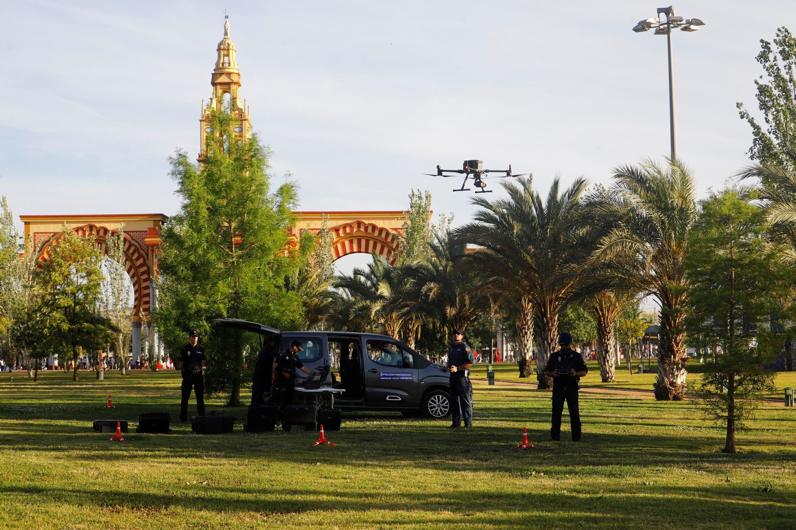 Las imágenes de los drones de la Policía Nacional que vigilan la Feria de Córdoba Las imágenes de los drones de la Policía Nacional que vigilan la Feria de Córdoba