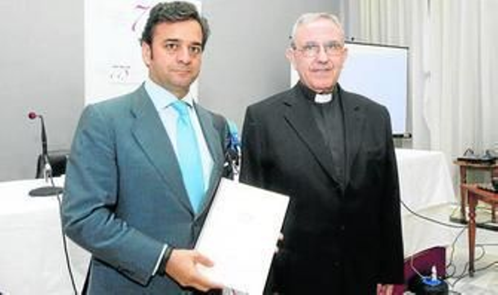 El catedrático Alejandro Cardenete muestra el informe en presencia de Manuel Pérez Moya.