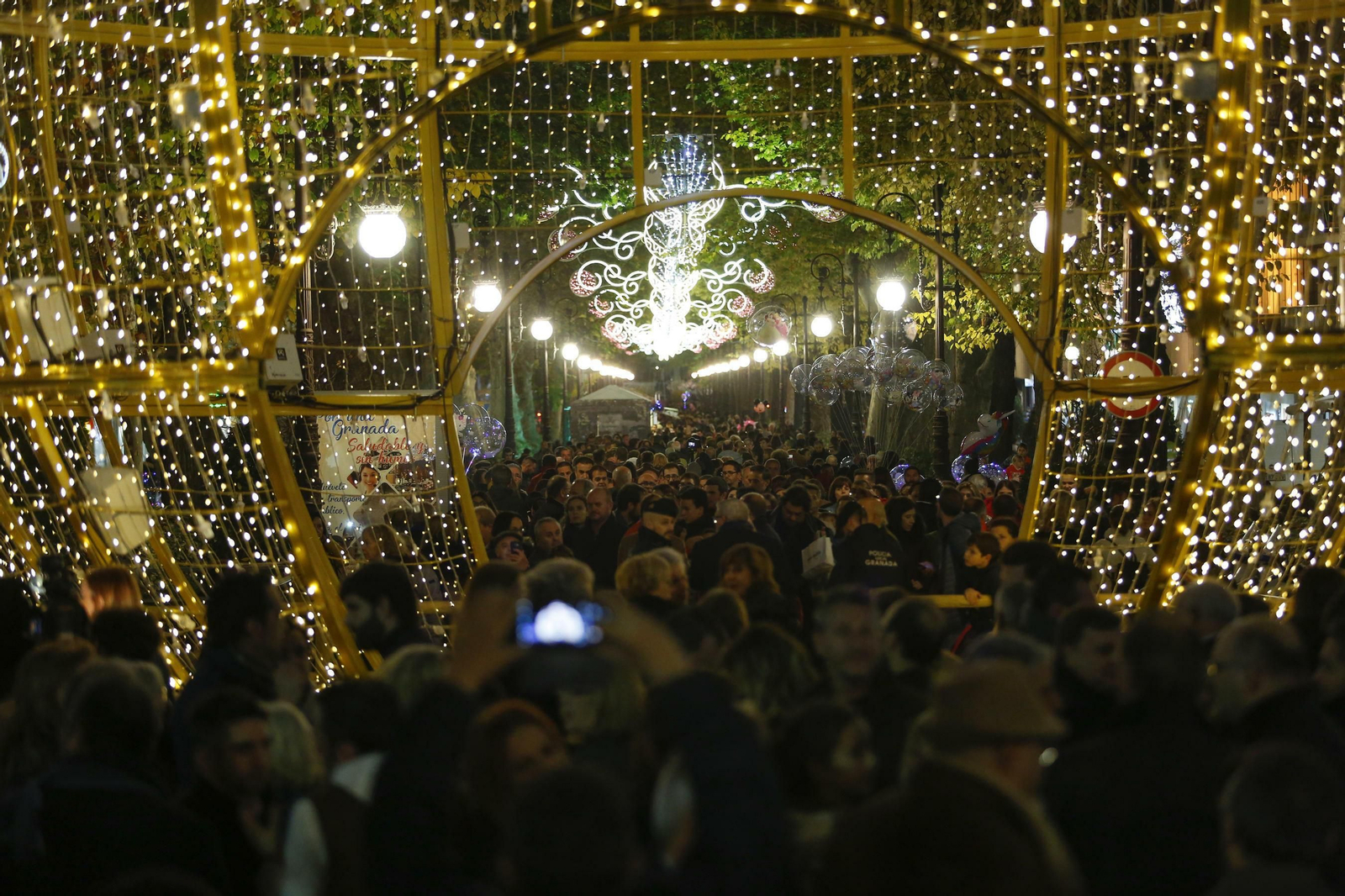 Granada se llena de luces y color con el encendido de la Navidad 2019, en imágenes