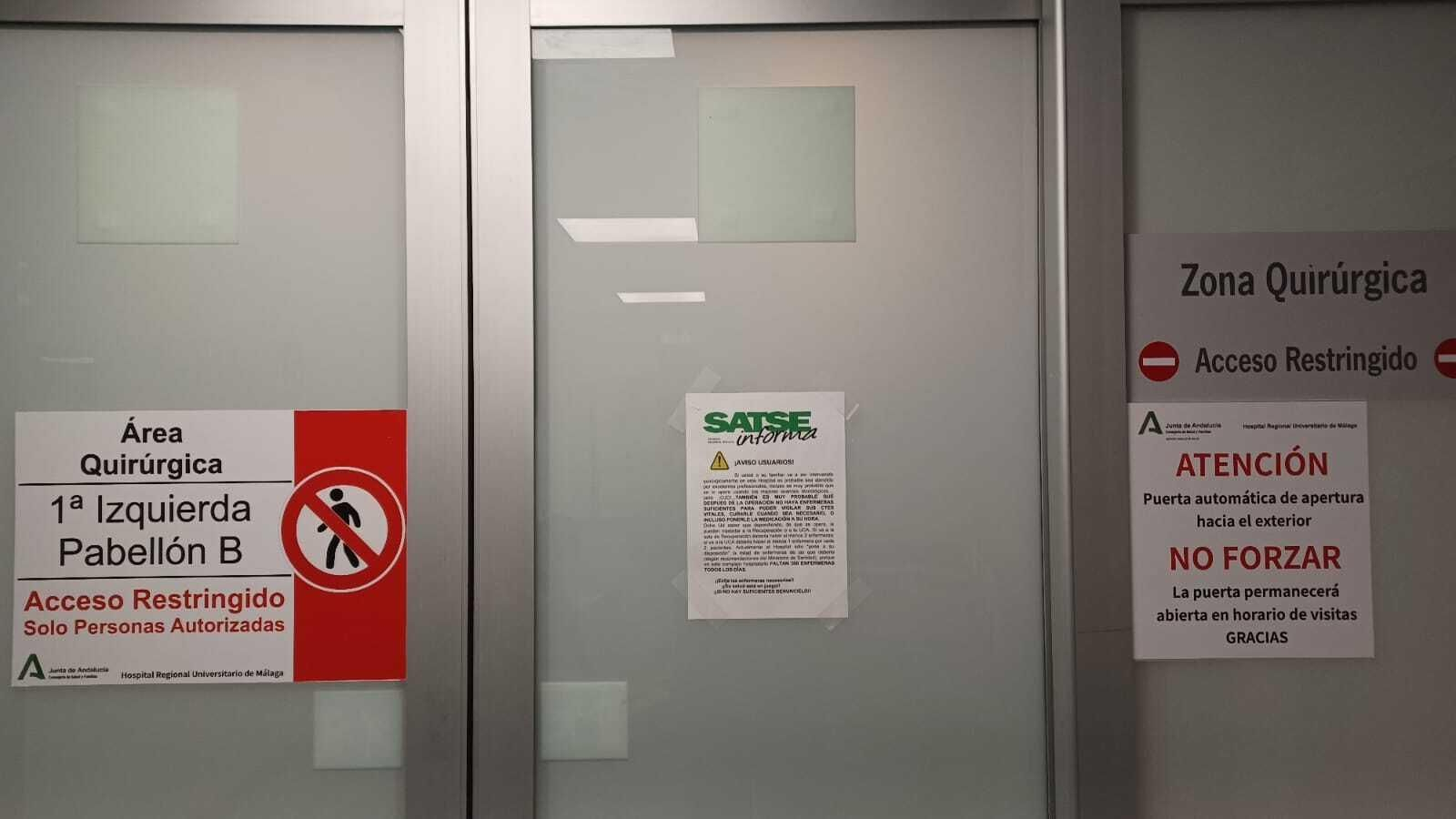 Cartel puesto por Satse en el Hospital Regional para denunciar la falta de personal, en una imagen de archivo.