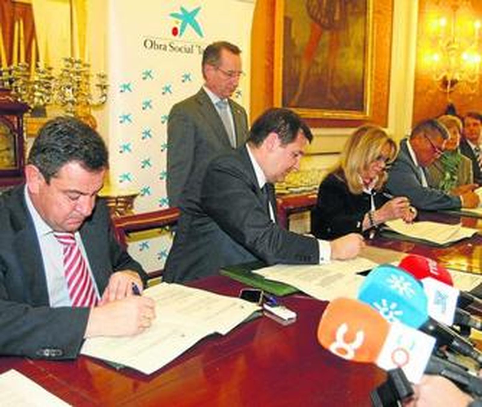 Momento en el que Loaiza y Pulido estampan sus firmas en los distintos convenios firmados ayer.