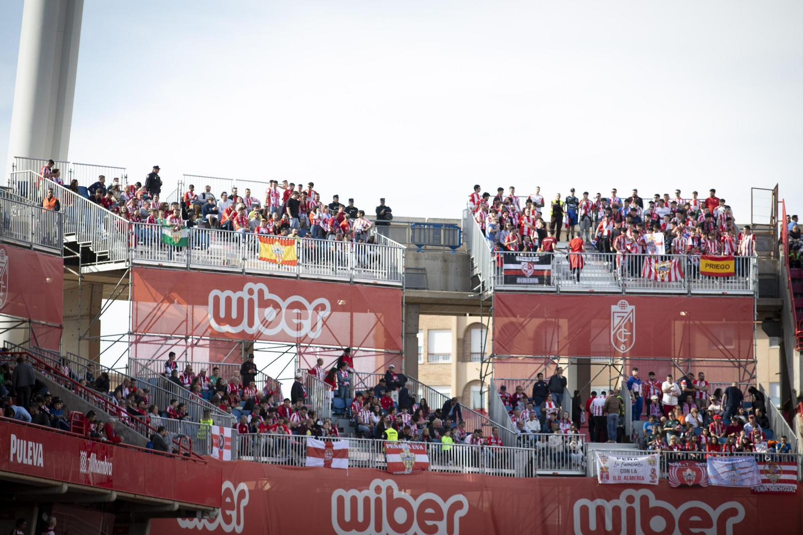 Encuéntrate en el recibimiento al Granada y la grada de Los Cármenes
