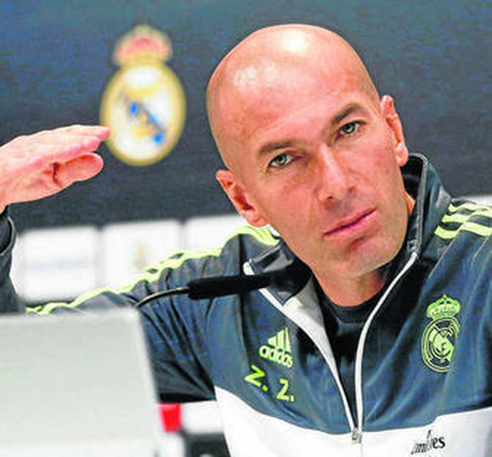 Zinedine Zidane, en un momento de la rueda de prensa de ayer.