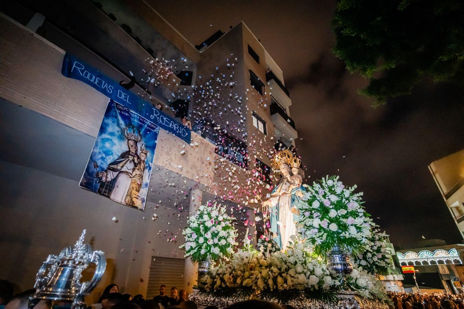 La Virgen del Rosario, a su paso procesional por las calles de Roquetas