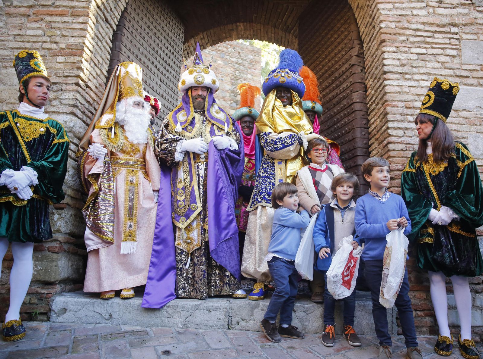 Sus majestades a su salida de la Alcazaba en 2017.