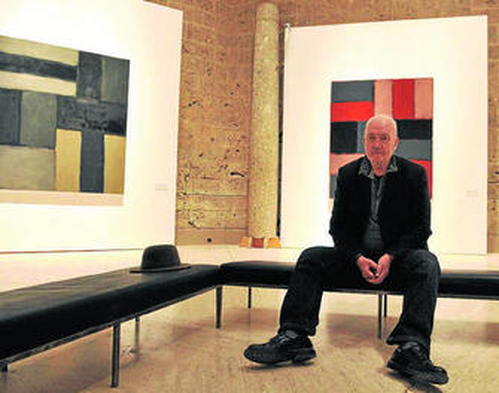 Sean Scully, ayer, ante dos de sus obras en el Palacio de Carlos V.