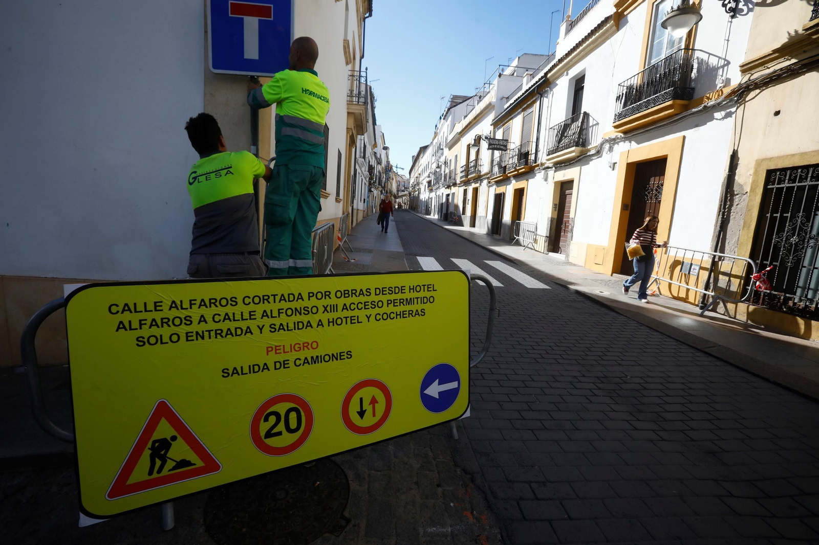 La reapertura al tráfico del primer tramo de la calle Alfaros, en imágenes