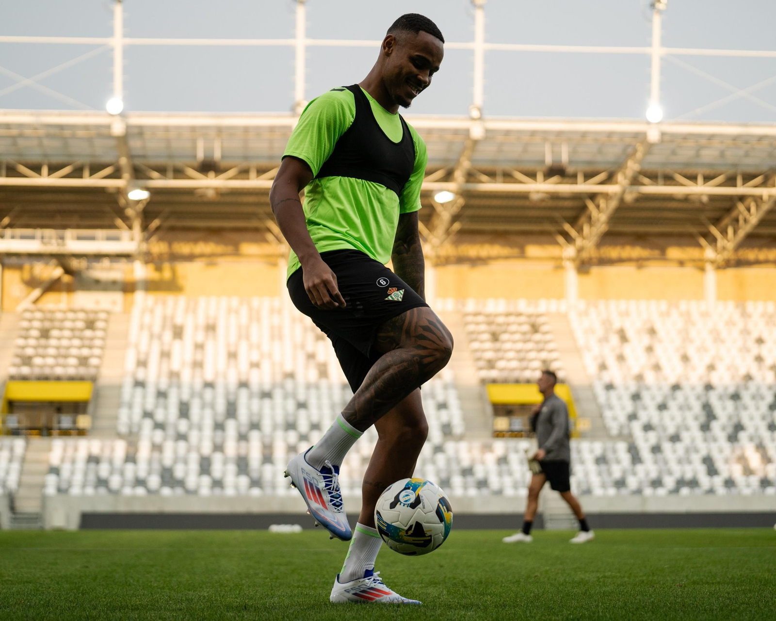 Natan sonríe durante el entrenamiento bético en Kosice.