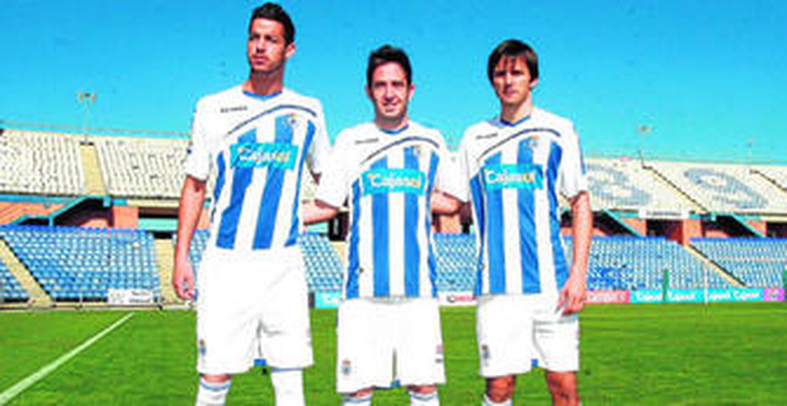 Las tres últimas incorporaciones recreativistas, Borja Granero, Kike Tortosa y Asen, por este orden, posan con su nueva equipación sobre el césped del estadio Nuevo Colombino.