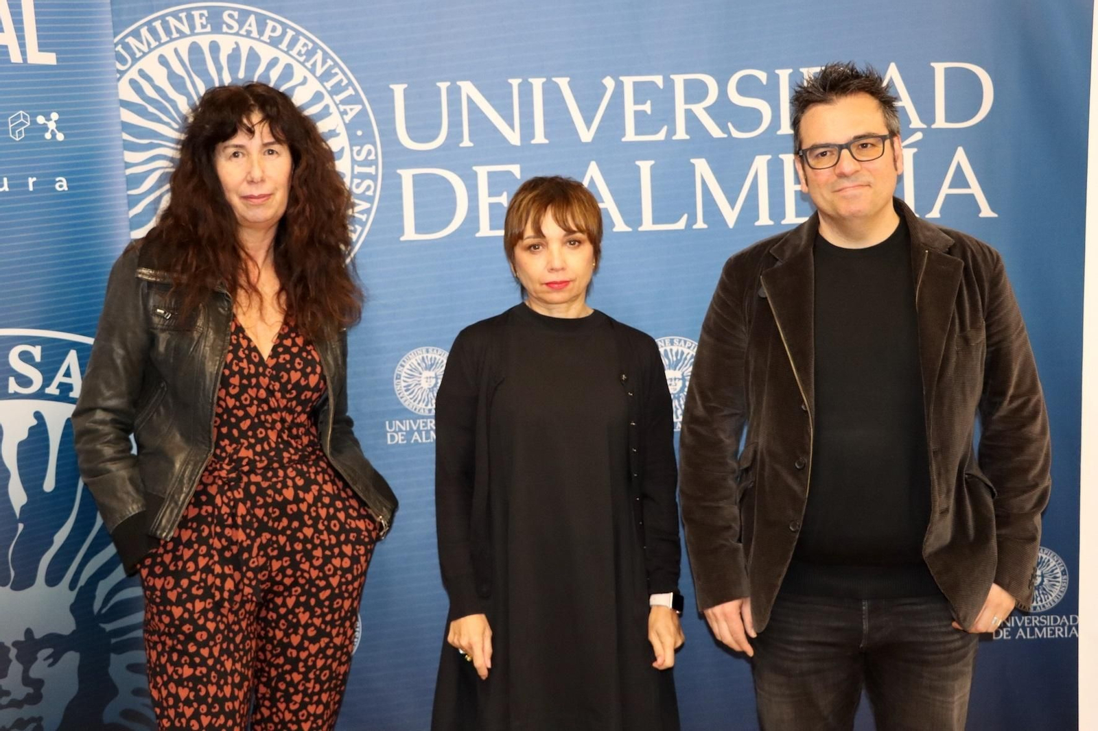 La vicerrectora María del Mar Ruiz con Isabel Giménez Caro y Raúl Quinto, los dos coordinadores de la Facultad Valente.