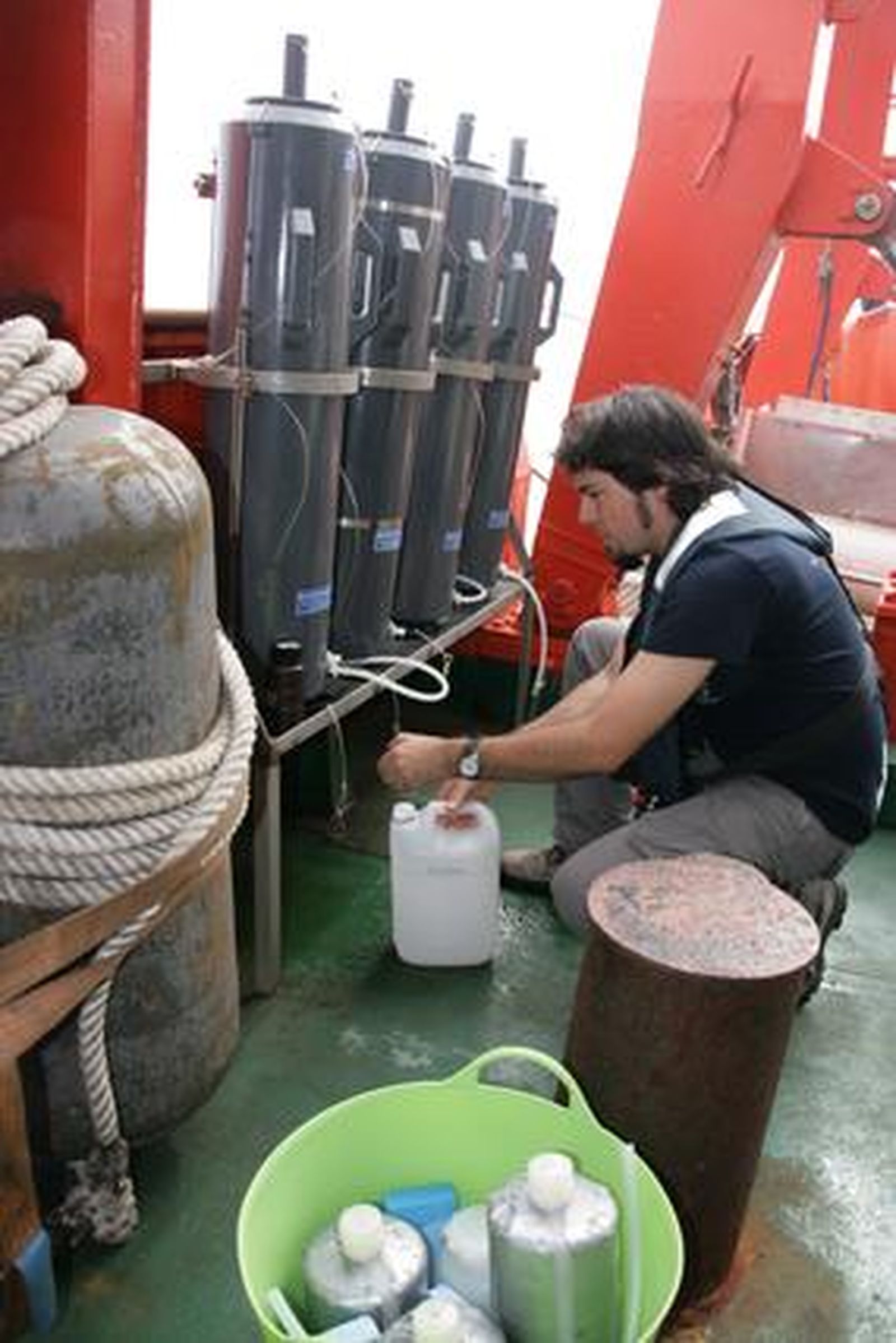 El invsestigador malagueño Enrique Moreno Ostos, experto en microalgas, a bordo del Hespérides trabajando con muestras de agua.

Foto: UNIVERSIDAD DE MÁLAGA