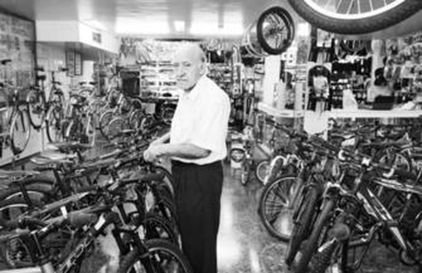 José Gómez del Moral, en su tienda de bicicletas de la calle Calatrava.
