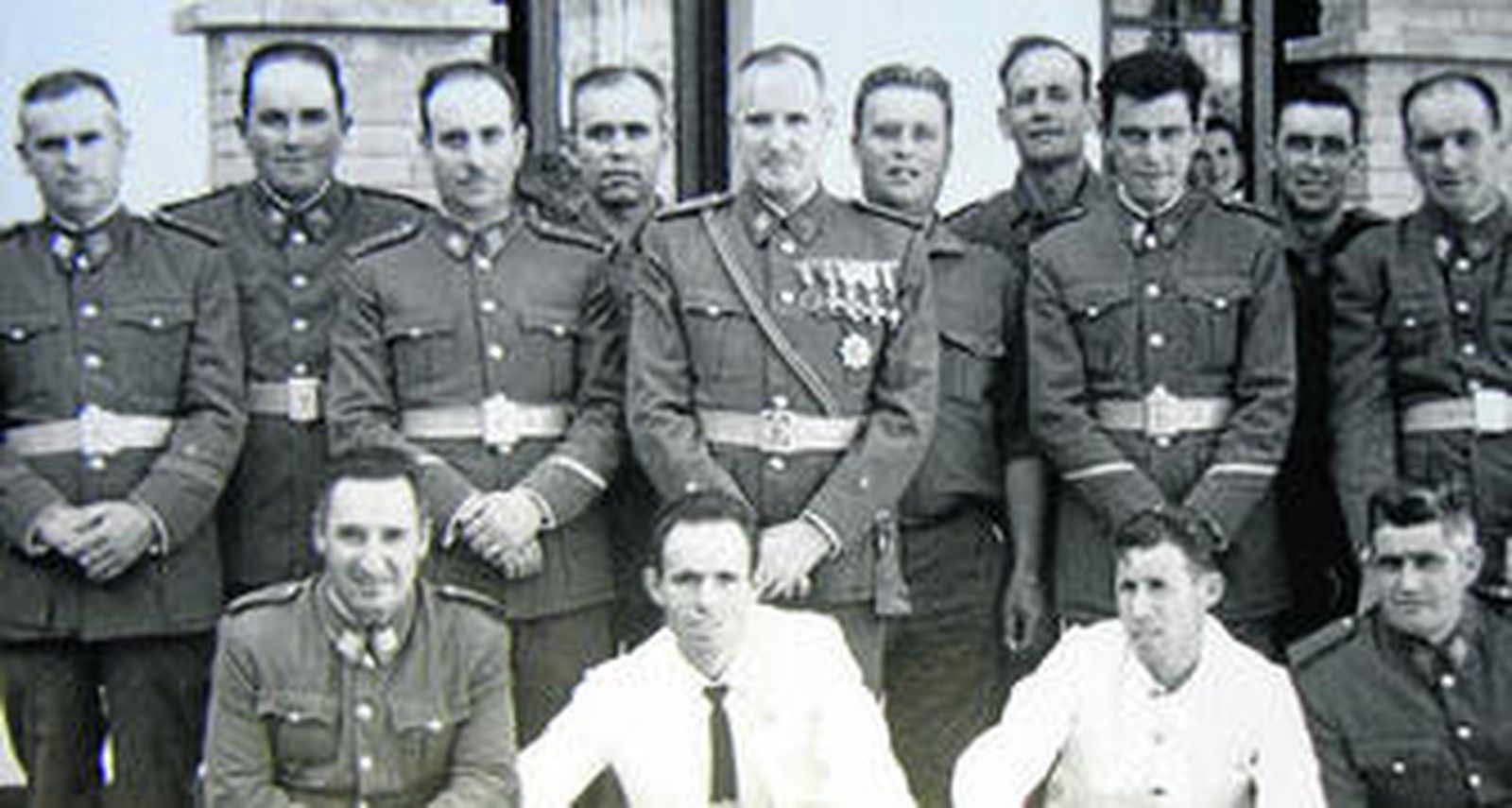 El teniente Porfirio, en el centro, con medallas, en una fotografía tomada en Olvera en 1968.