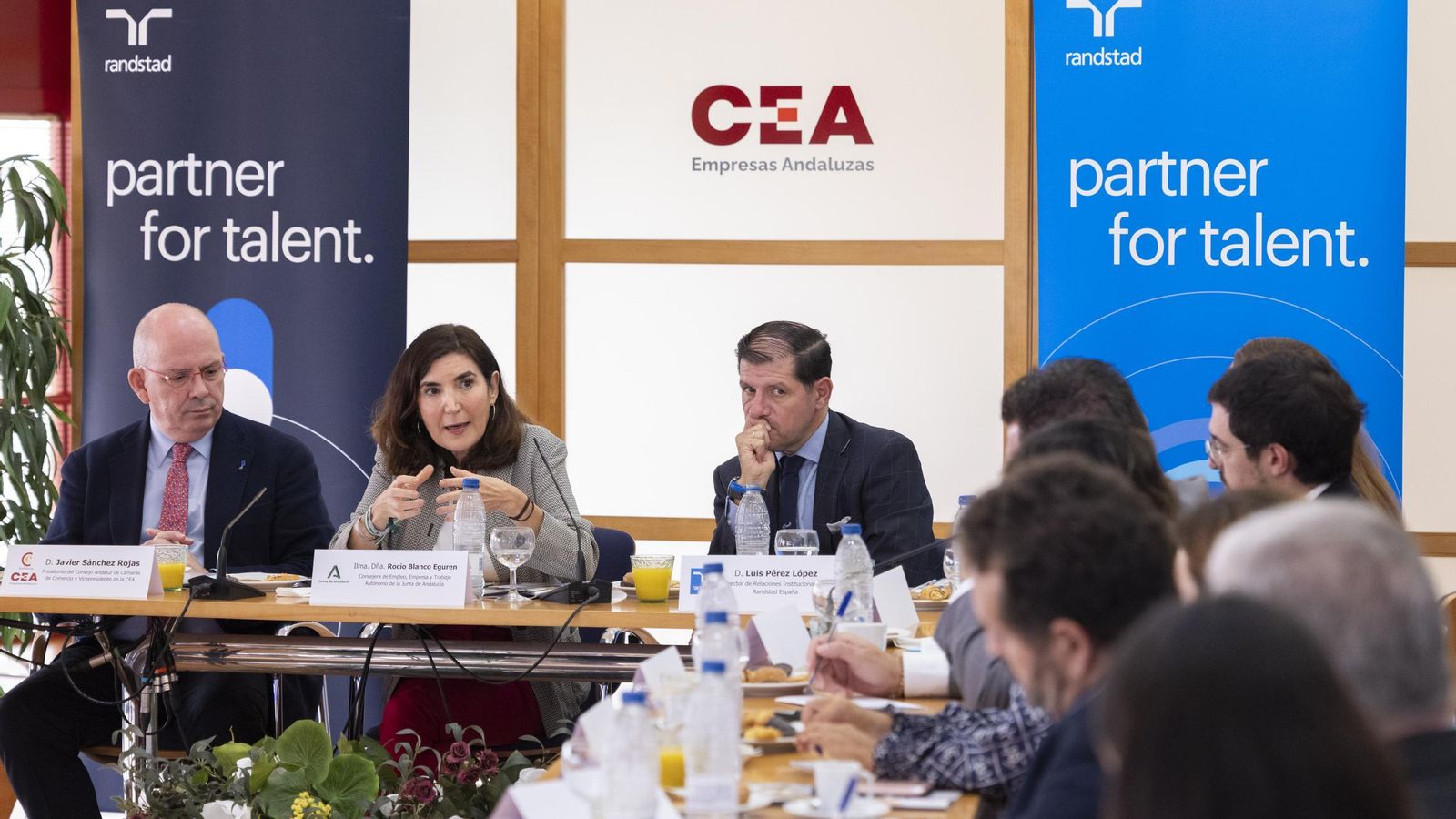 Javier Sánchez Rojas, vicepresidente de la CEA y presidente del Consejo Andaluz de Cámaras; Rocío Blanco, consejera de Empleo; y Luis Pérez, director de Relaciones Institucionales de Randstad