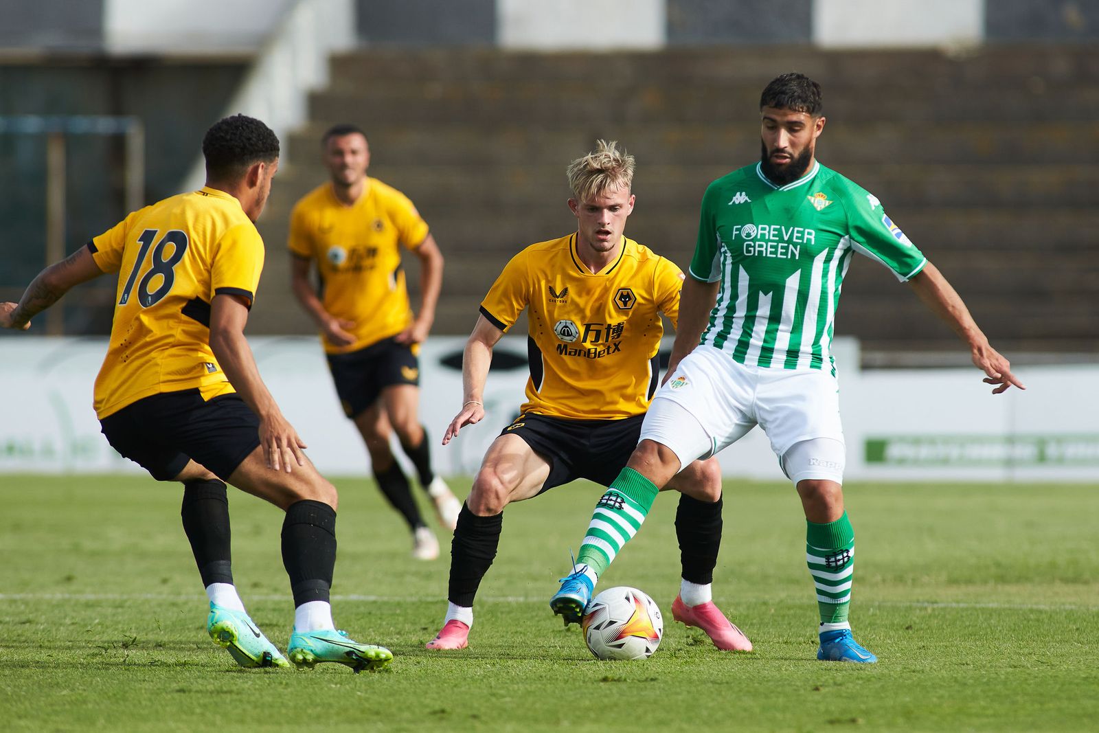 Fekir es presionado por Perry y Gibbs en un lance del partido.