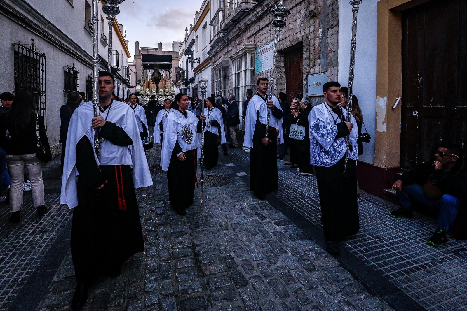 Imágenes de la salida de Santo Entierro en la Semana Santa de San Fernando 2025