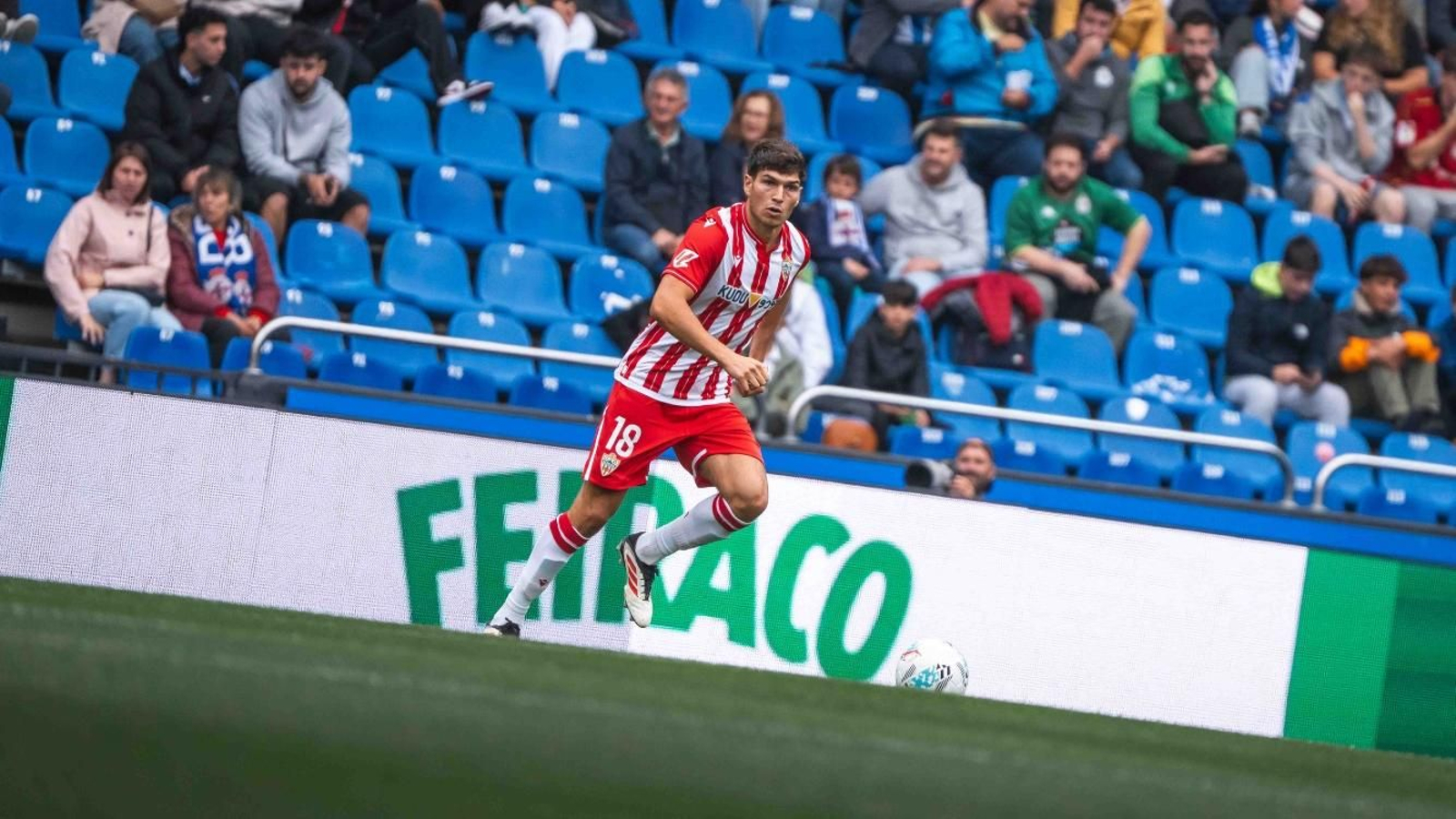 El zaguero italiano avanza con el esférico en el duelo ante el Deportivo de la Coruña.