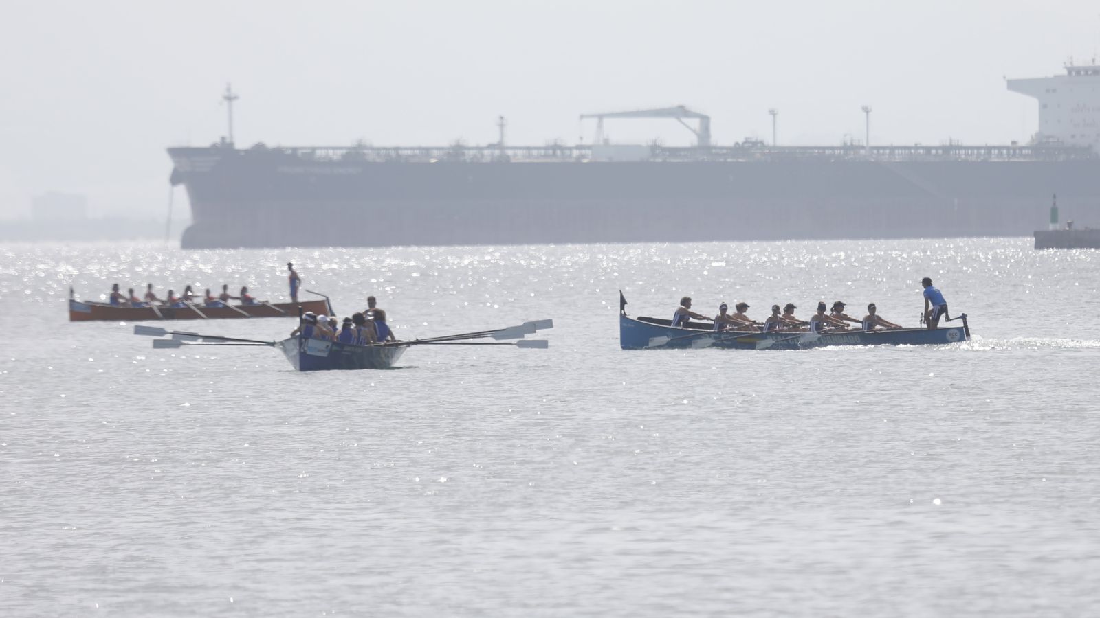 Las fotos de la primera jornada del Campeonato de España de remo en banco fijo LLaut de La Línea